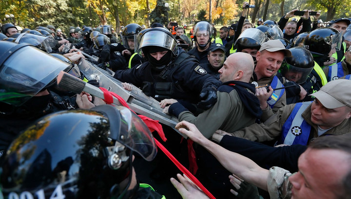 Киев: полицейские ответили радикалам газом и дубинками