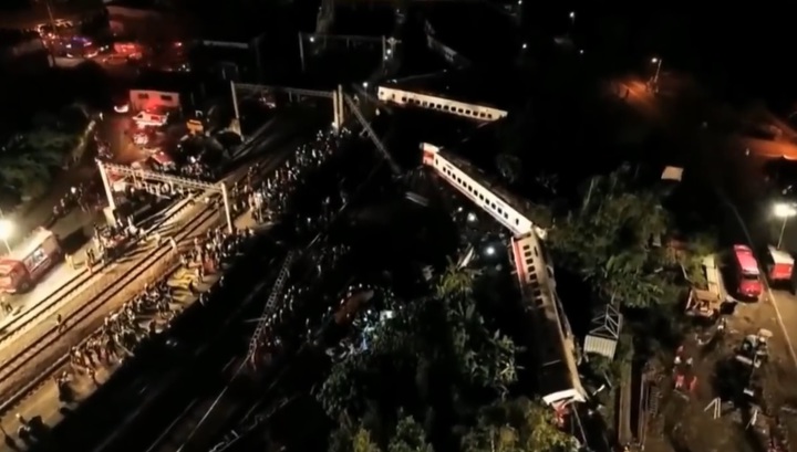 Момент страшного крушения поезда на Тайване попал на видео