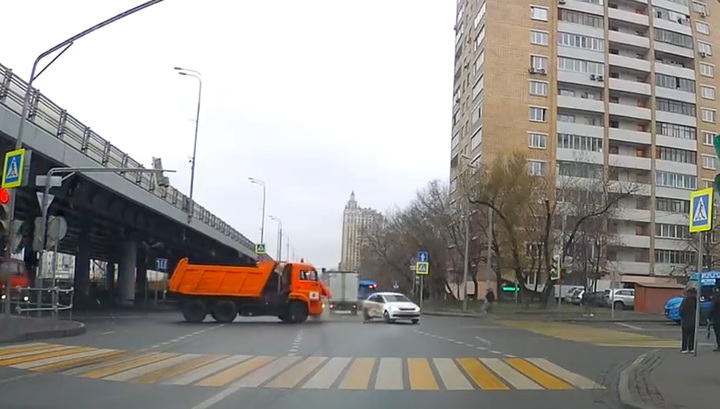 Легковое авто врезалось в маршрутку после столкновения с грузовиком в Москве. Видео