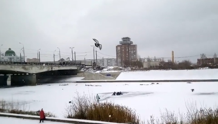 Очевидцы спасли рыбака, провалившегося под лед в Марий Эл