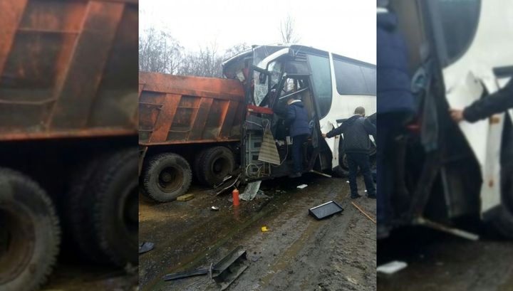 Пассажирский автобус столкнулся с самосвалом в Псковской области