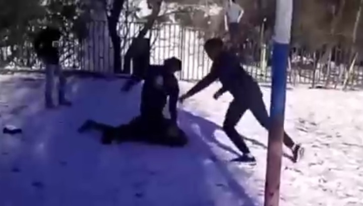 Видео расправы: подростка повалили, избили ногами и попрыгали на нем