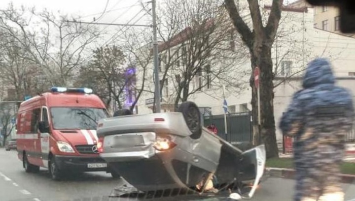 Водитель-торопыга устроил аварию с переворотом новогодним утром в Краснодаре. Видео