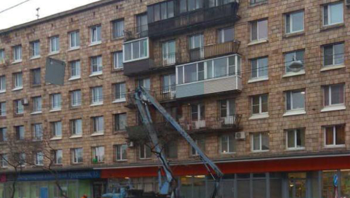 В Петербурге из-за сосулек у жильцов снесли самовольно остекленные балконы