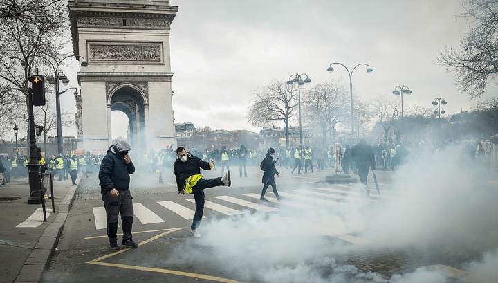 На экскременты протестующих парижская полиция ответила газом