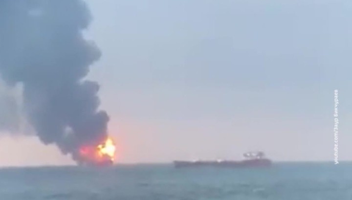 Пожар на танкерах: из воды подняли 14 тел моряков