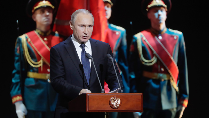 Путин поздравил петербуржцев и напомнил им о долге