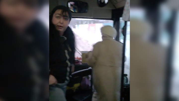 "Всю исцарапала до крови": схватка кондуктора и старушки попала на видео