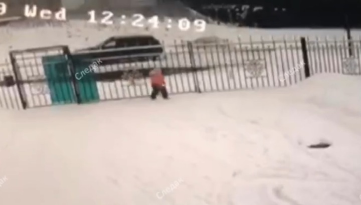 Ребенок, забытый воспитательницей на площадке, сбежал из детсада в Подмосковье. Видео