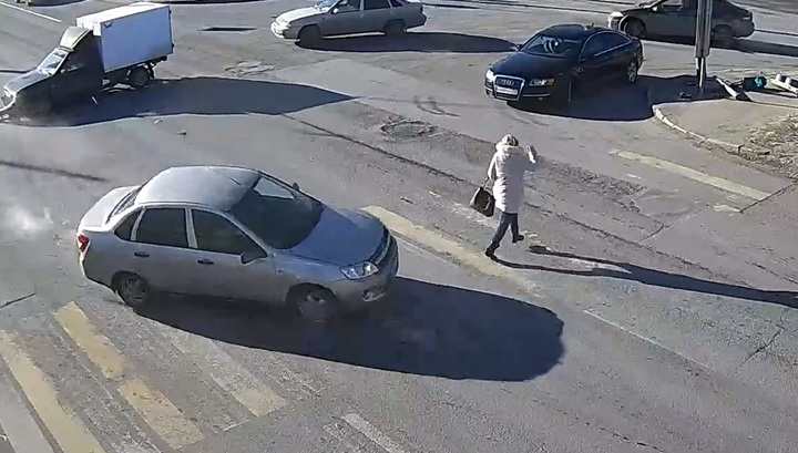 Серия из трех ДТП на одном перекрестке в Волгограде попала в объектив камеры наблюдения