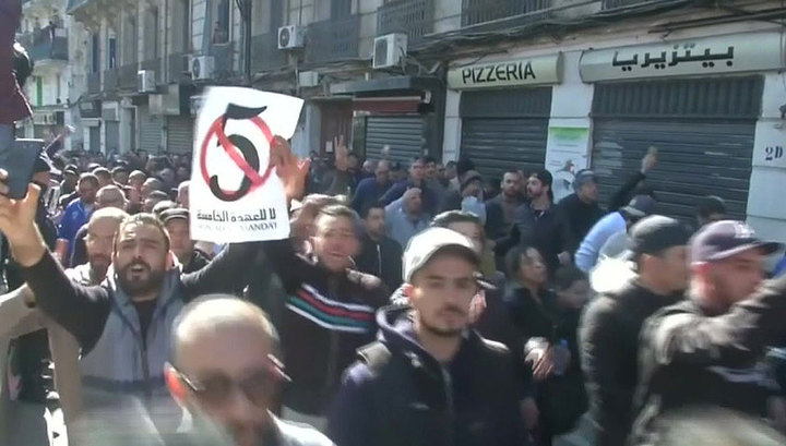 В Алжире нарастают протесты против переноса президентских выборов