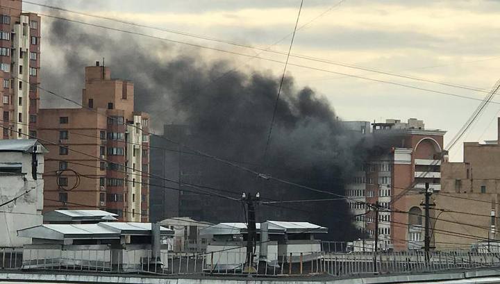 Крыша жилой многоэтажки вспыхнула на севере Москвы