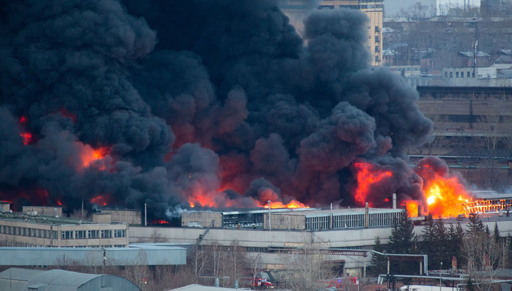 В МЧС назвали возможную версию пожара на заводе в Красноярске