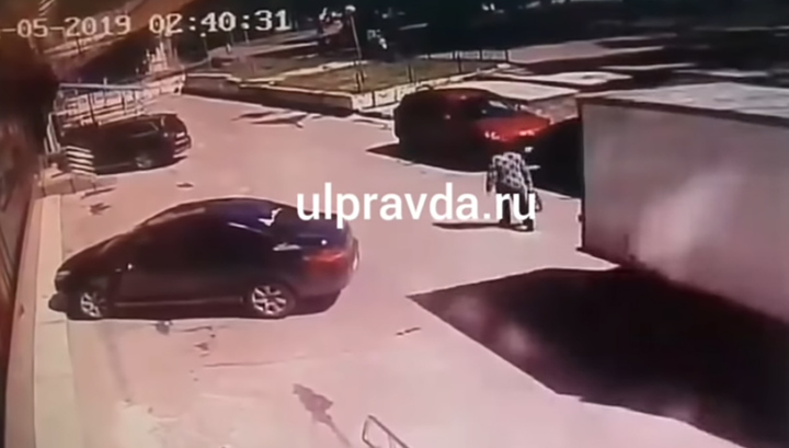 В Ульяновске фургон сдавал задом и убил пенсионерку. Видео
