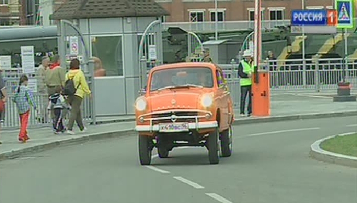 Ретро-автомобили проехали по улицам Екатеринбурга