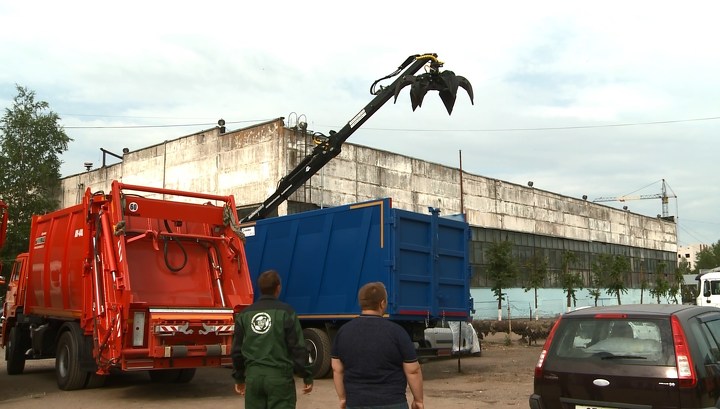 Смоленск закупил современную технику для уборки мусора