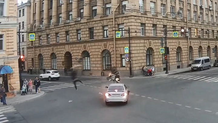 Появилось видео ДТП в Петербурге, где серьезно пострадала женщина-байкер