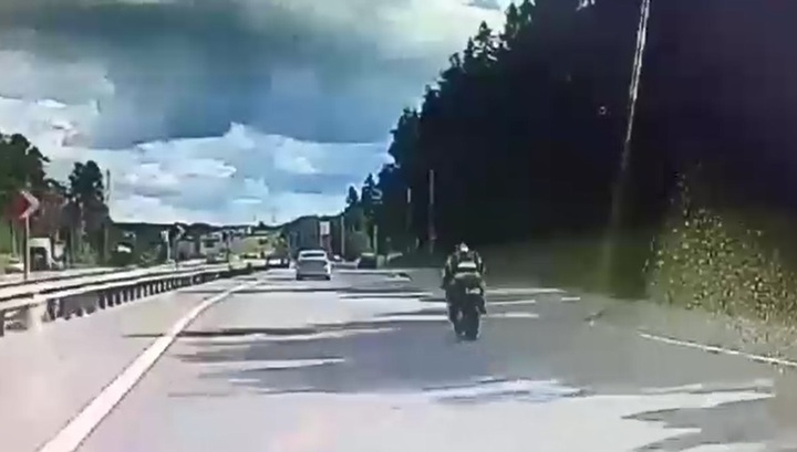 В Подмосковье погиб мотоциклист, протаранивший легковушку на трассе. Видео