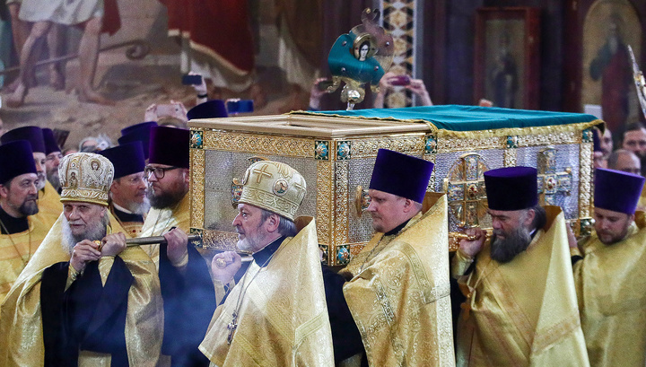 Мощи Петра и Февронии доставили в храм Христа Спасителя
