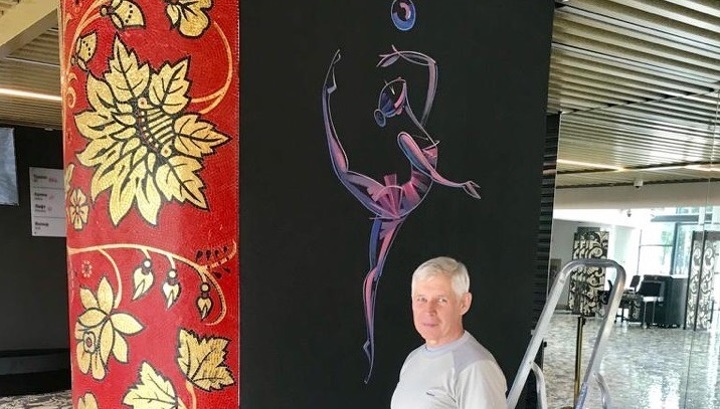 Ивановский художник украшает Дворец гимнастики Ирины Винер