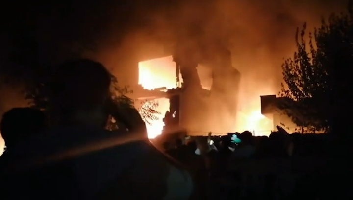 Момент крушения военного самолета в Пакистане сняли на видео
