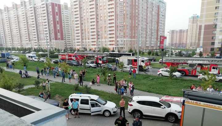 Из-за пожара в ростовской многоэтажке эвакуировали 72 человека