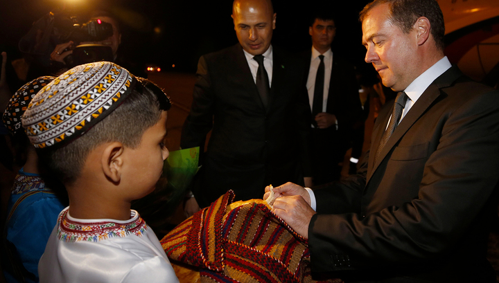 Медведев прибыл в Туркмению