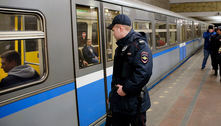 В метро с ножом можно. Полиция в метро. Полиция метрополитена. Полицейский в метро. Полиция в метро Москва.