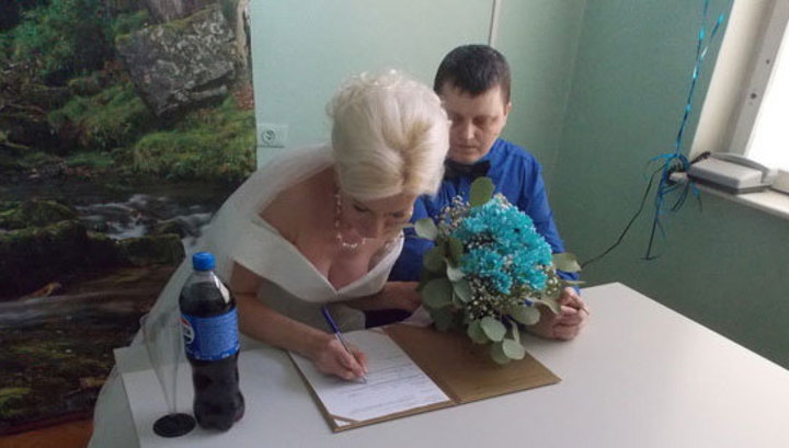 Трансгендер и женщина заключили брак в московском СИЗО