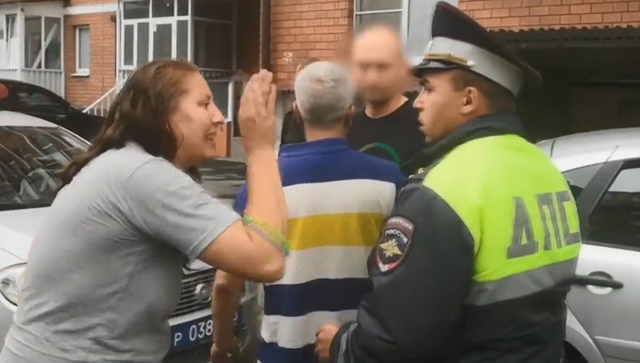 Иркутские полицейские ищут женщину, атаковавшую инспектора ДПС. Видео