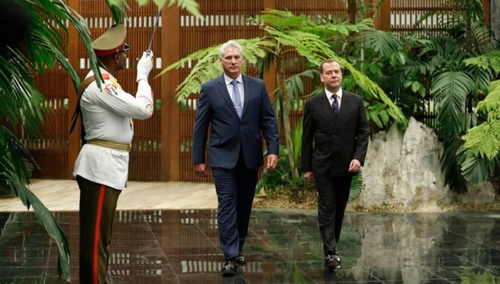 Медведев заявил о сотрудничестве России и Кубы в условиях 
