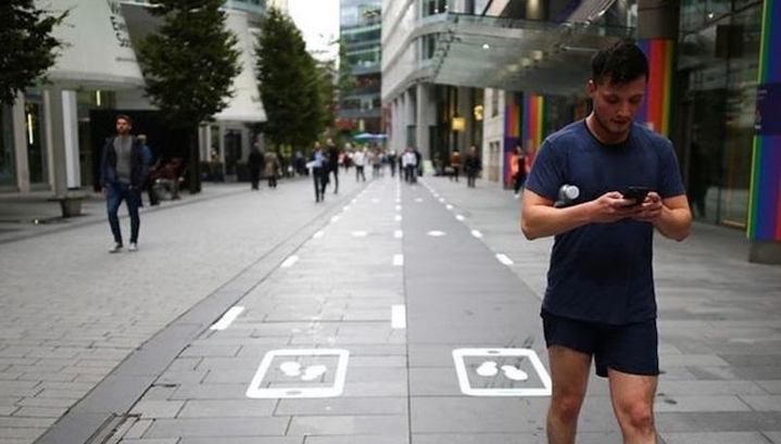 В Англии на улице появилась полоса для вечно смотрящих в телефон пешеходов
