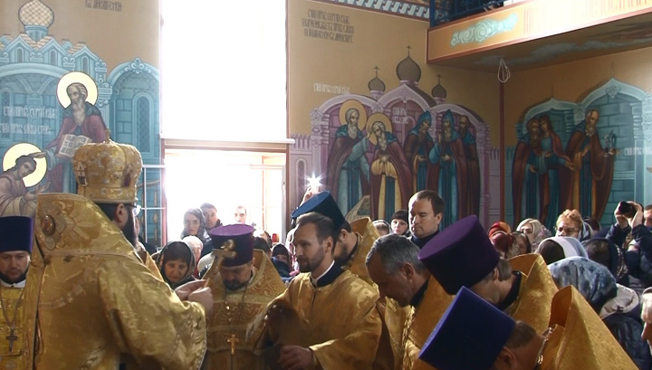 Расписанный палехскими мастерами уникальный храм освящен в Краснинском районе