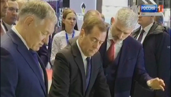 Медведев оценил дорожные инновации регионов в рамках выставки 