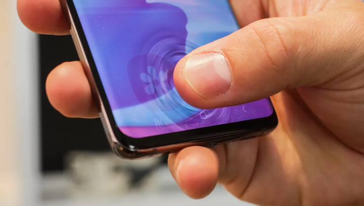Samsung исправит сканер отпечатков Galaxy S10. Его можно обмануть дешевой пленкой