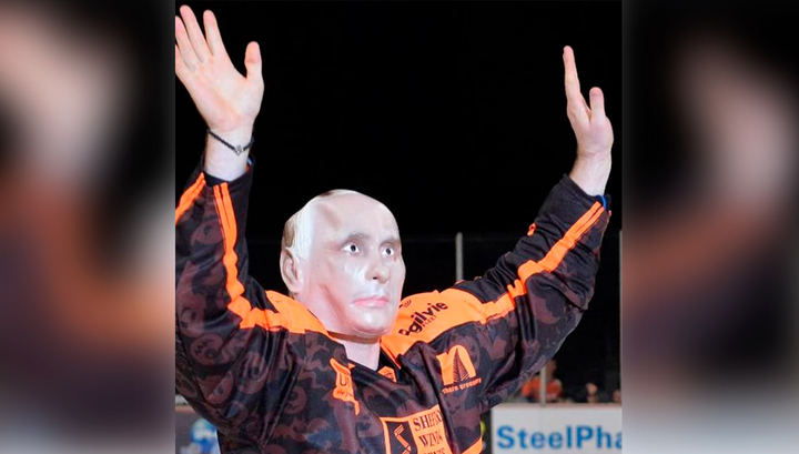 Хоккеист Николай Лемтюгов отметил Хэллоуин в Англии в маске Путина
