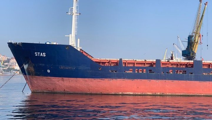 Брошенное в морском порту Владивостока судно угрожает безопасности мореплавания
