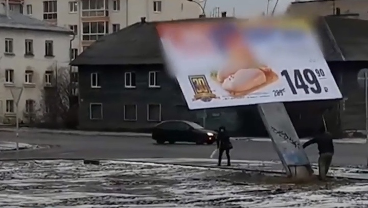 По факту падения рекламного щита в Петрозаводске возбуждено уголовное дело