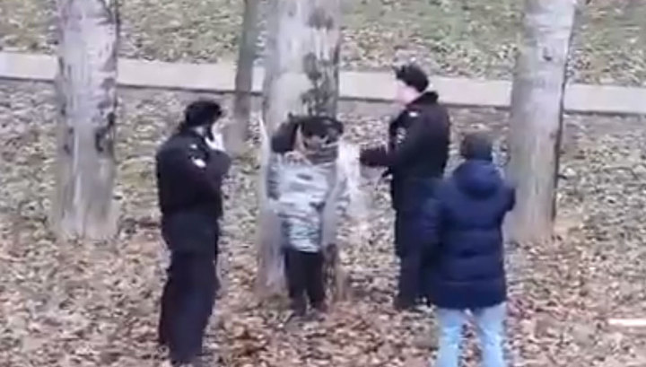 В московском парке мужчину примотали к дереву пищевой пленкой