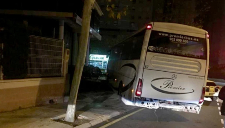 Британец угнал автобус на испанском курорте и протаранил несколько машин