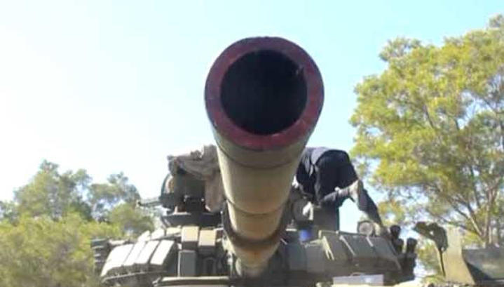 Российские военные готовят лаосские танки к учениям 
