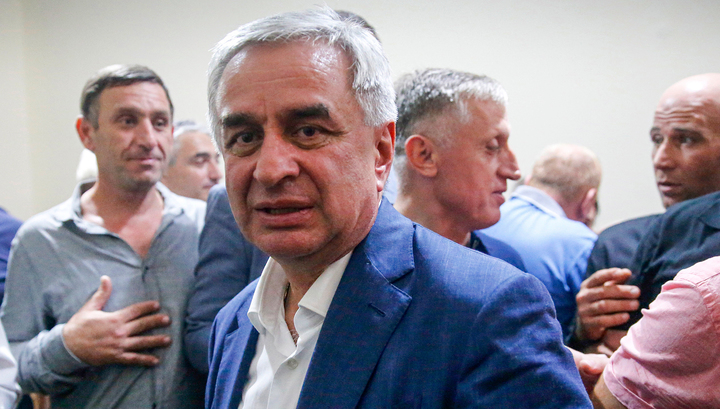 Хаджимба направил в парламент Абхазии заявление об отставке