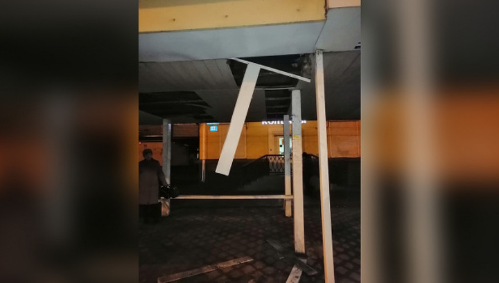 В Воронеже крыша остановки рухнула на женщину