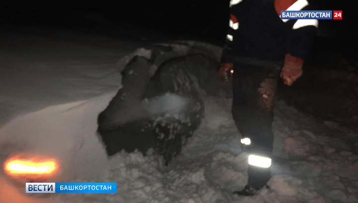 Семья с тремя детьми едва не замерзла заживо в погребенной под снегом машине в Башкирии
