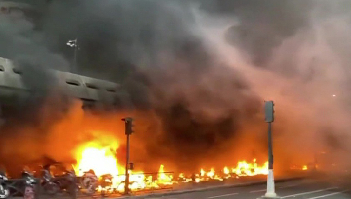 Бунт в Париже: вокзал подожгли, дорогие машины превратили в груды металла