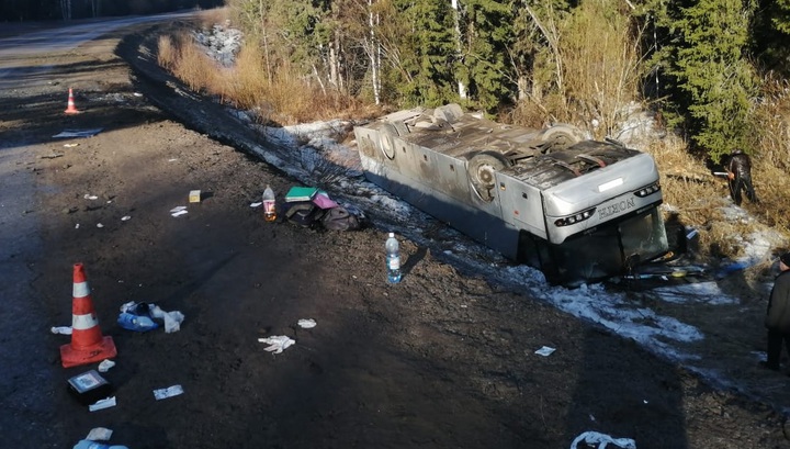 Шесть пострадавших: появились кадры с места серьезного ДТП с автобусом под Красноярском