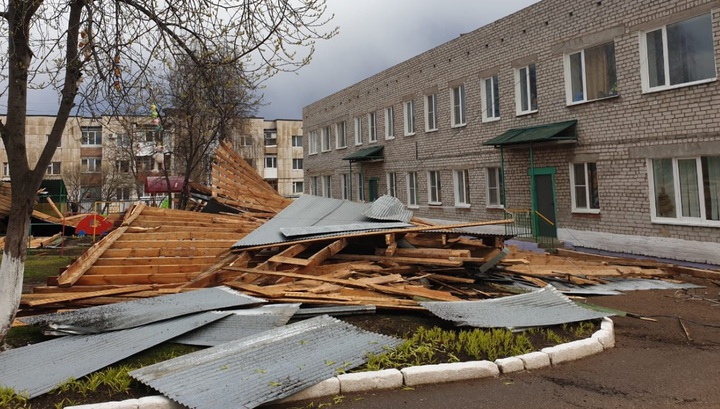 Сильный ветер унес крышу со здания детского сада в Башкирии. Видео