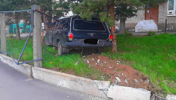 Мужчина пострадал, влетев на машине во двор исторического здания в Рыбинске. Видео