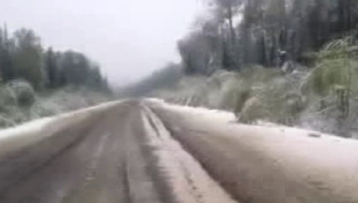 Трассы под Красноярском засыпало традиционным майским снегом