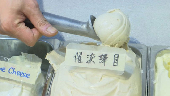 В Гонконге продают мороженое со вкусом слезоточивого газа, вызывающее боль